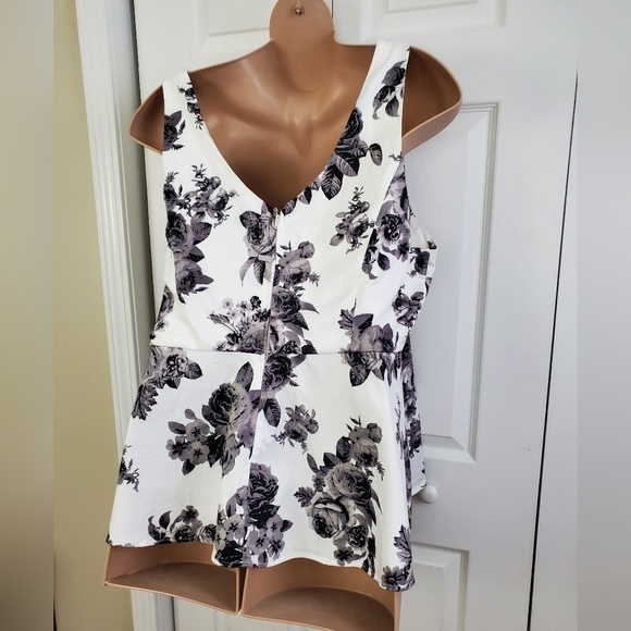 Torrid Black & White Floral Peplum Top - Picture 7 of 11